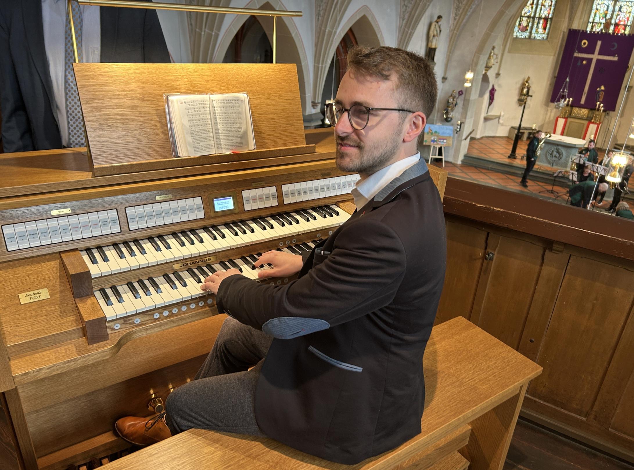 Kirchenmusiker Markus Busch an der Orgel