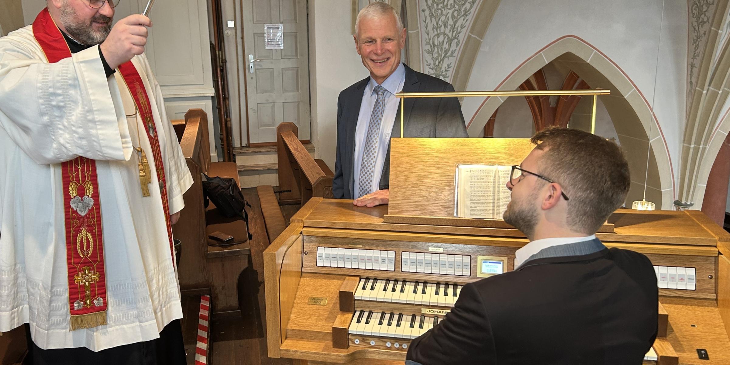 Orgelweihe: v.l.n.r.) Dekan Jörg Schuh segnet die Orgel; Bernd Heimermann, Markus Busch