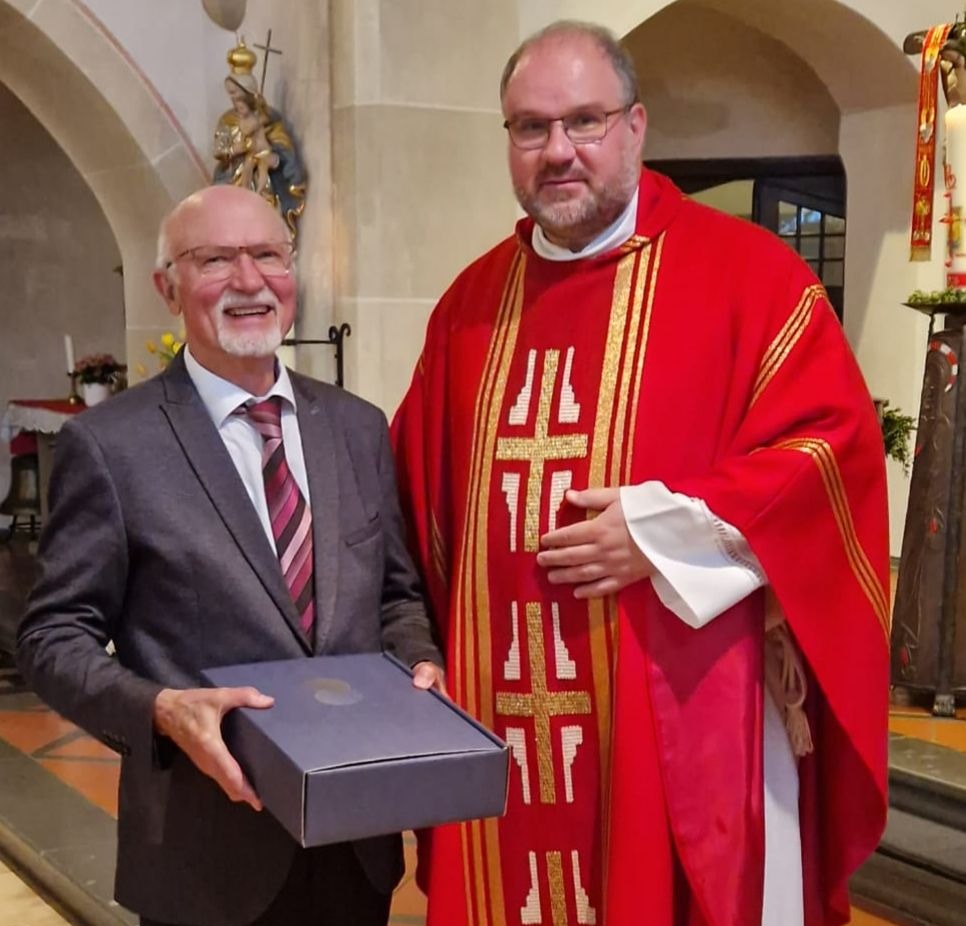 Gratulation durch Dekan Jörg Schuh (c) Walter Merten Gratulation durch Dekan Jörg Schuh