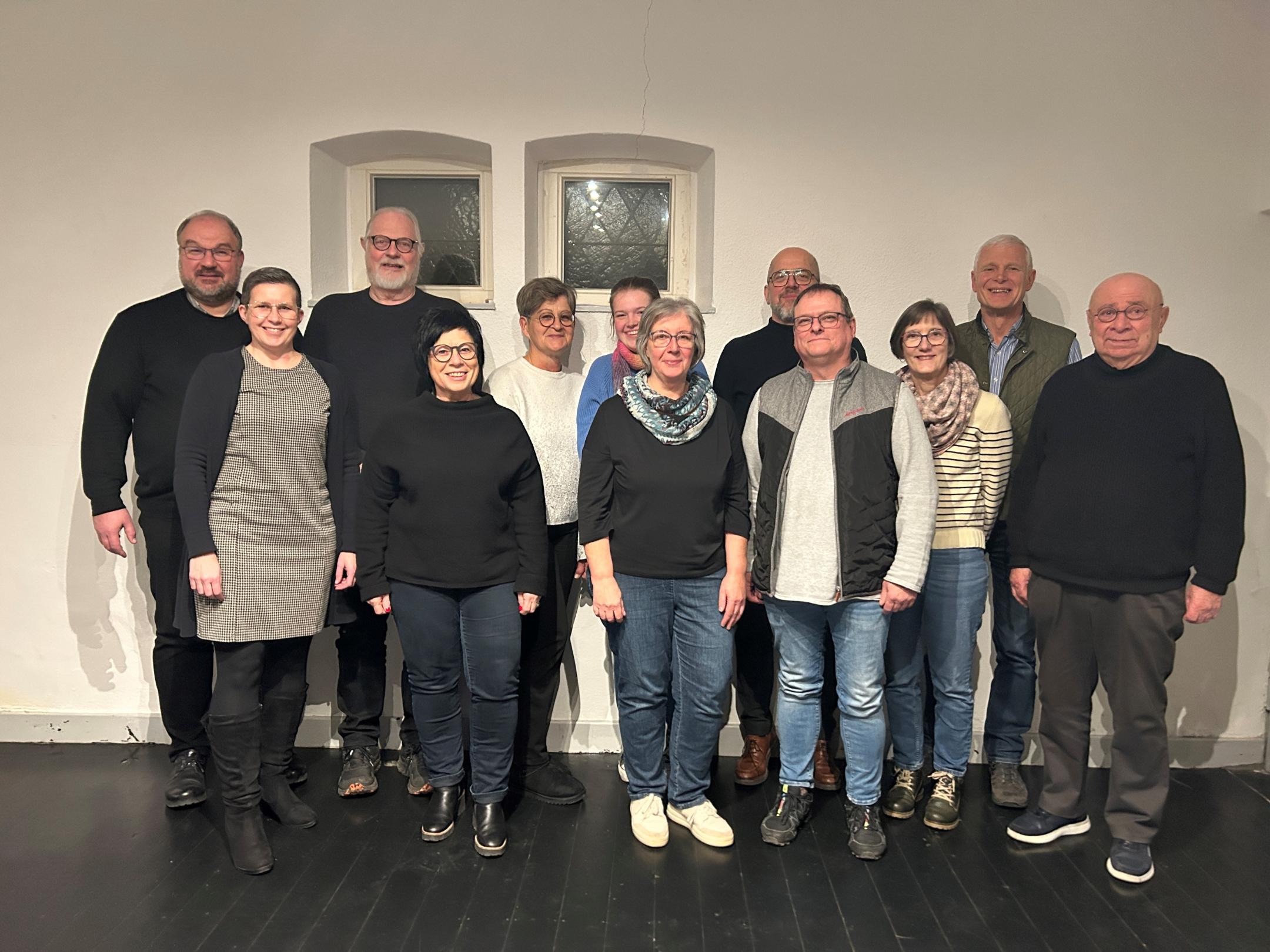 v.l.n.r.: Pfarrer Jörg Schuh, Melanie Reetz, Wolfgang Simon, Karin Keuser, Bettina Michels, Hannah Holzem, Gaby Hilger, Gerd Bungarten, Christoph Nett, Gabriele Günther, Bernd Heimermann, Diakon Martin Nober (es fehlen: Diakon Hans-Georg Bach, Sasha Nadine Albrecht)