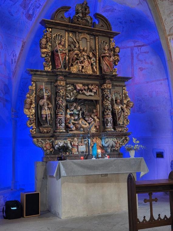 marianischem Blau illuminierten Kapelle