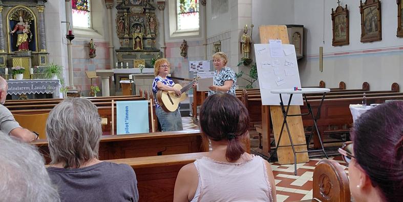 Gäste in den Bänken der Kirche hören dem Gesang zu (c) Havenith Gäste in den Bänken der Kirche hören dem Gesang zu