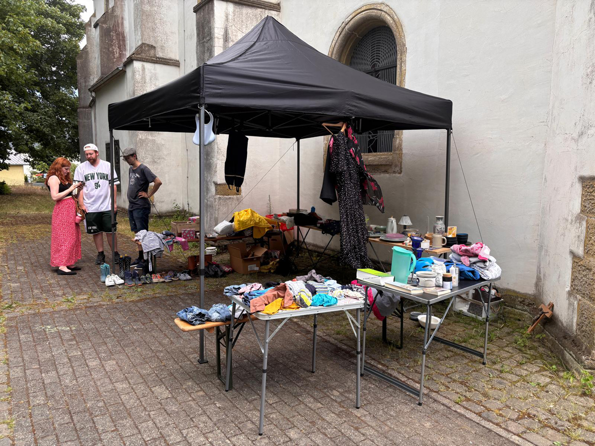 : Unter einem Pavillon haben die Spender ihre Artikel zum Tauschen und Mitnehmen präsentiert. (c) Havenith : Unter einem Pavillon haben die Spender ihre Artikel zum Tauschen und Mitnehmen präsentiert.
