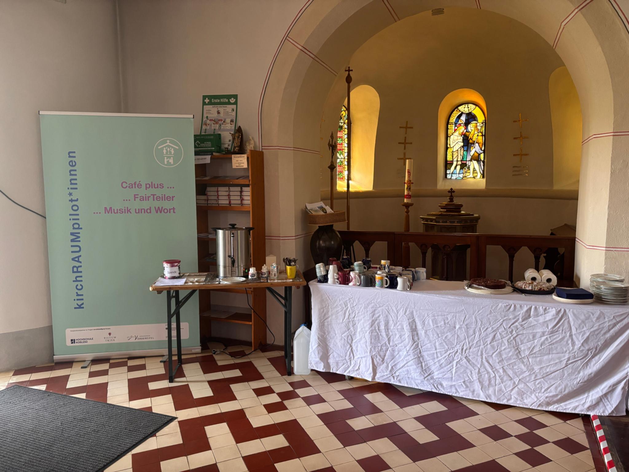 Die Kaffeetafel „plus“ im hinteren Teil der Kirche wartet auf Gäste (c) Havenith Die Kaffeetafel „plus“ im hinteren Teil der Kirche wartet auf Gäste