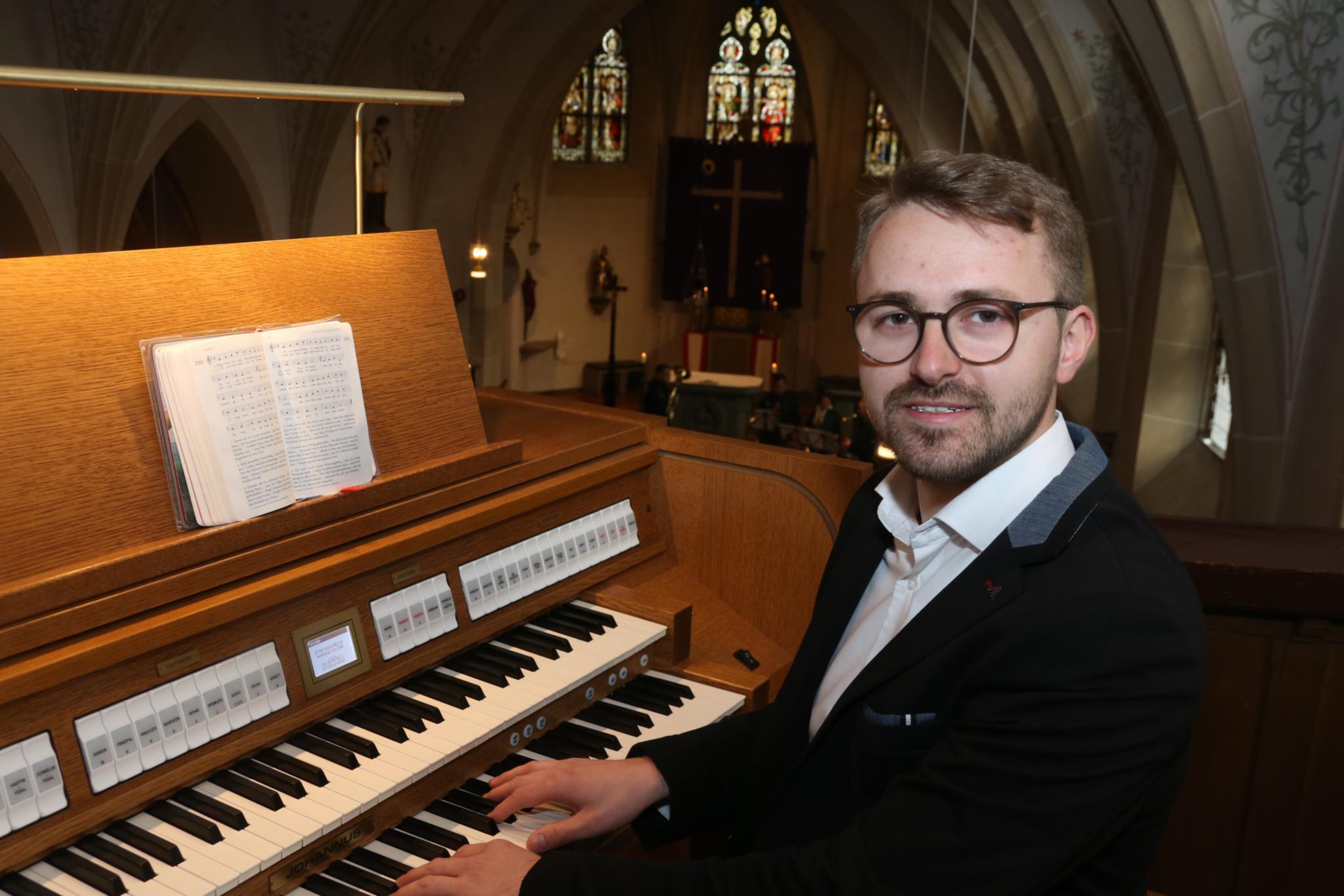 Orgelweihe_Wanderath_Organist Markus Busch_ElviraBell