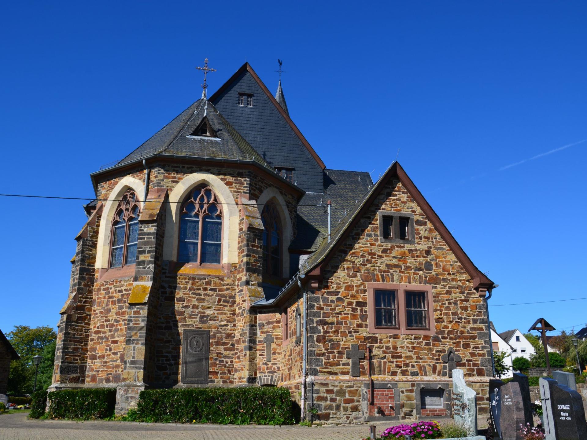 Wanderath Kirche Ansicht hinten