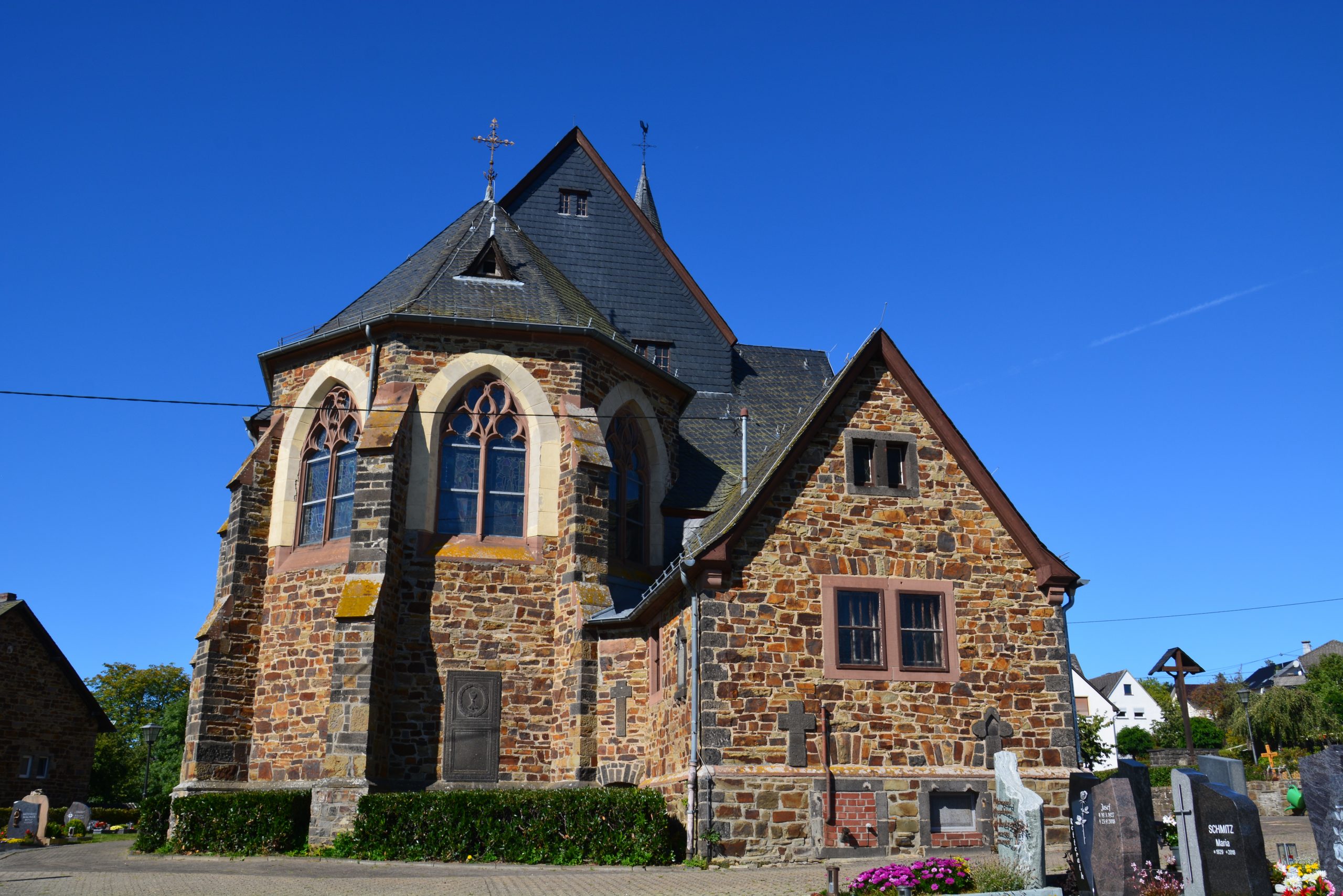 Wanderath Kirche Ansicht hinten