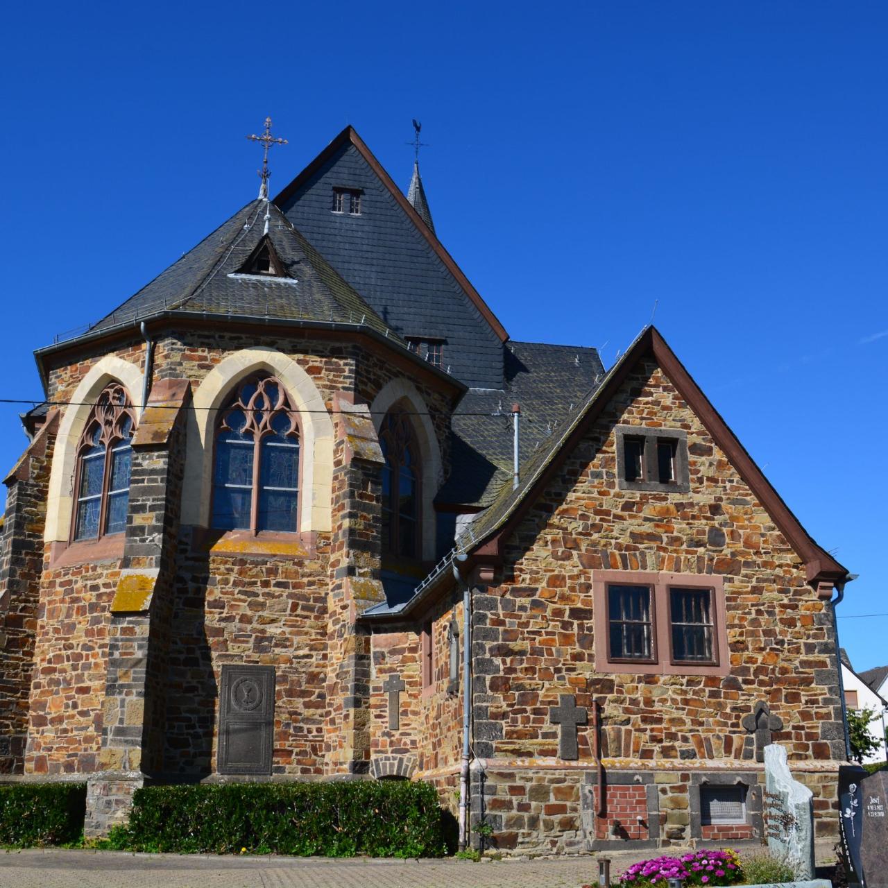 Wanderath Kirche Ansicht hinten