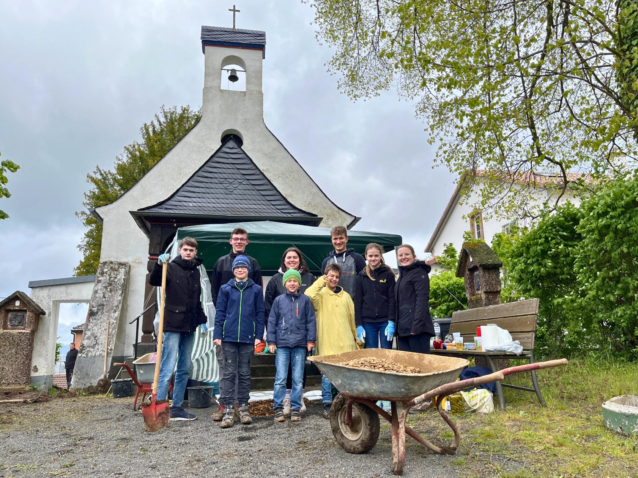 Mit viel Elan arbeitet die Katholische Jugend Mülheim an ihrer Aufgabe im Zuge der 72-Stunden-Aktion: Die Marienkapelle renovieren und einen Kinderkreuzweg gestalten.